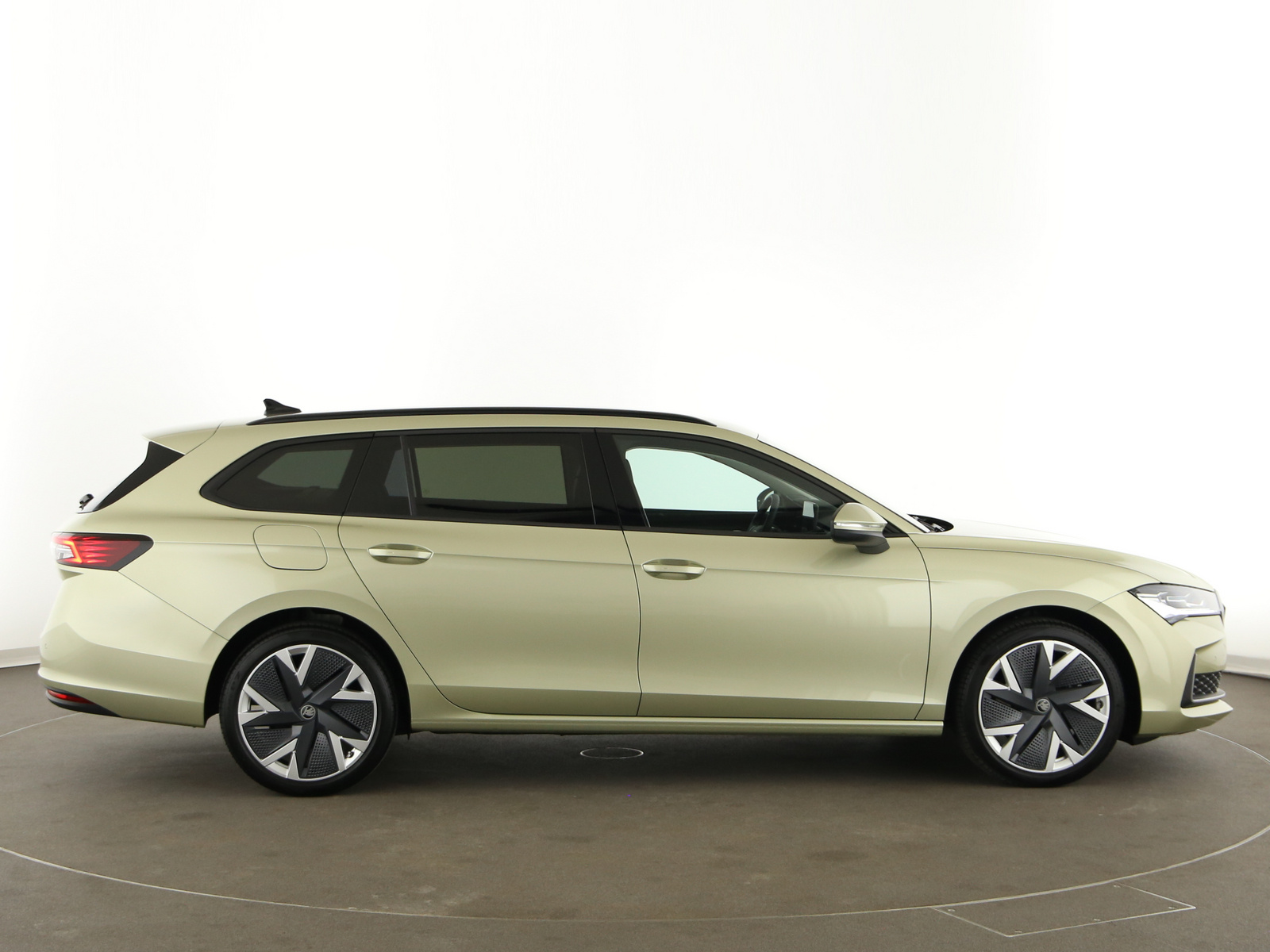 Skoda Superb Combi - Bild 8